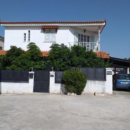 Roulas Cozy Apartments Loútsa Exterior foto